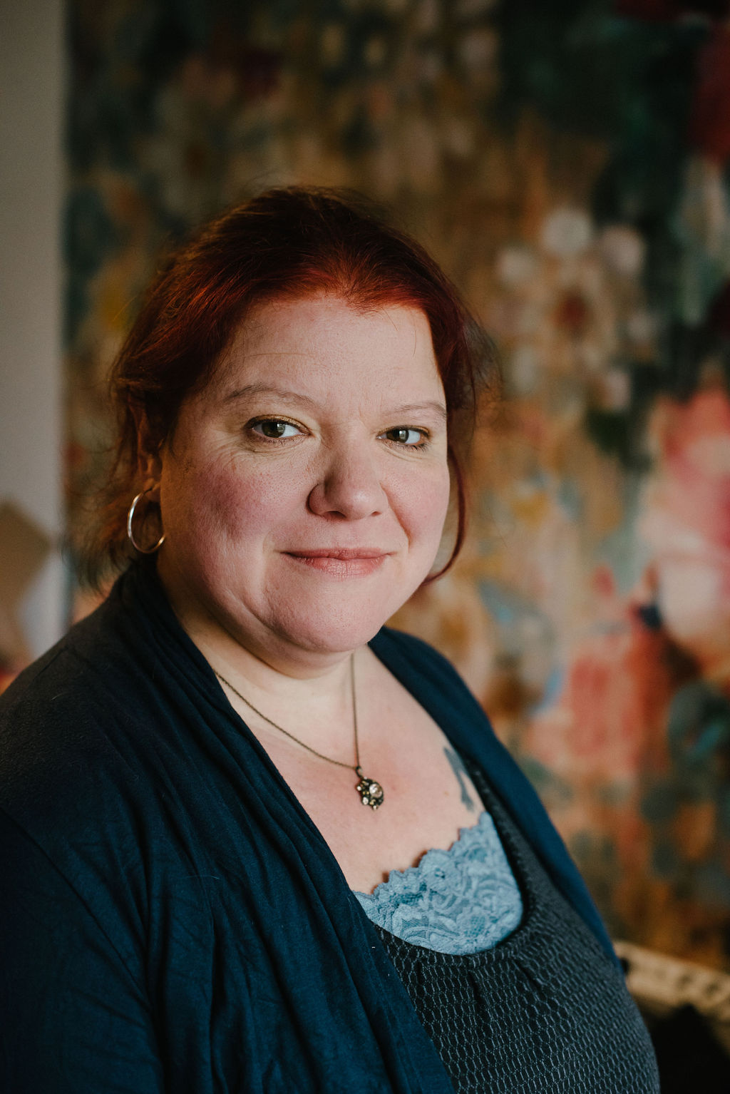 Ein Portrait von Natalie vor einer Wand mit Blumentapete